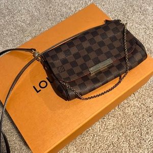 Beautiful Authentic Louis Vuitton Bag. I don’t accept returns.